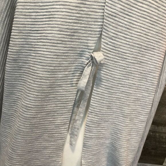 G F Collection knit gray long sleeve split back top - S - 🙂3/$15 - Picture 4 of 8